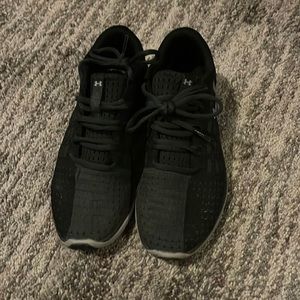 Like new Under Armour gym shoes size 7.5